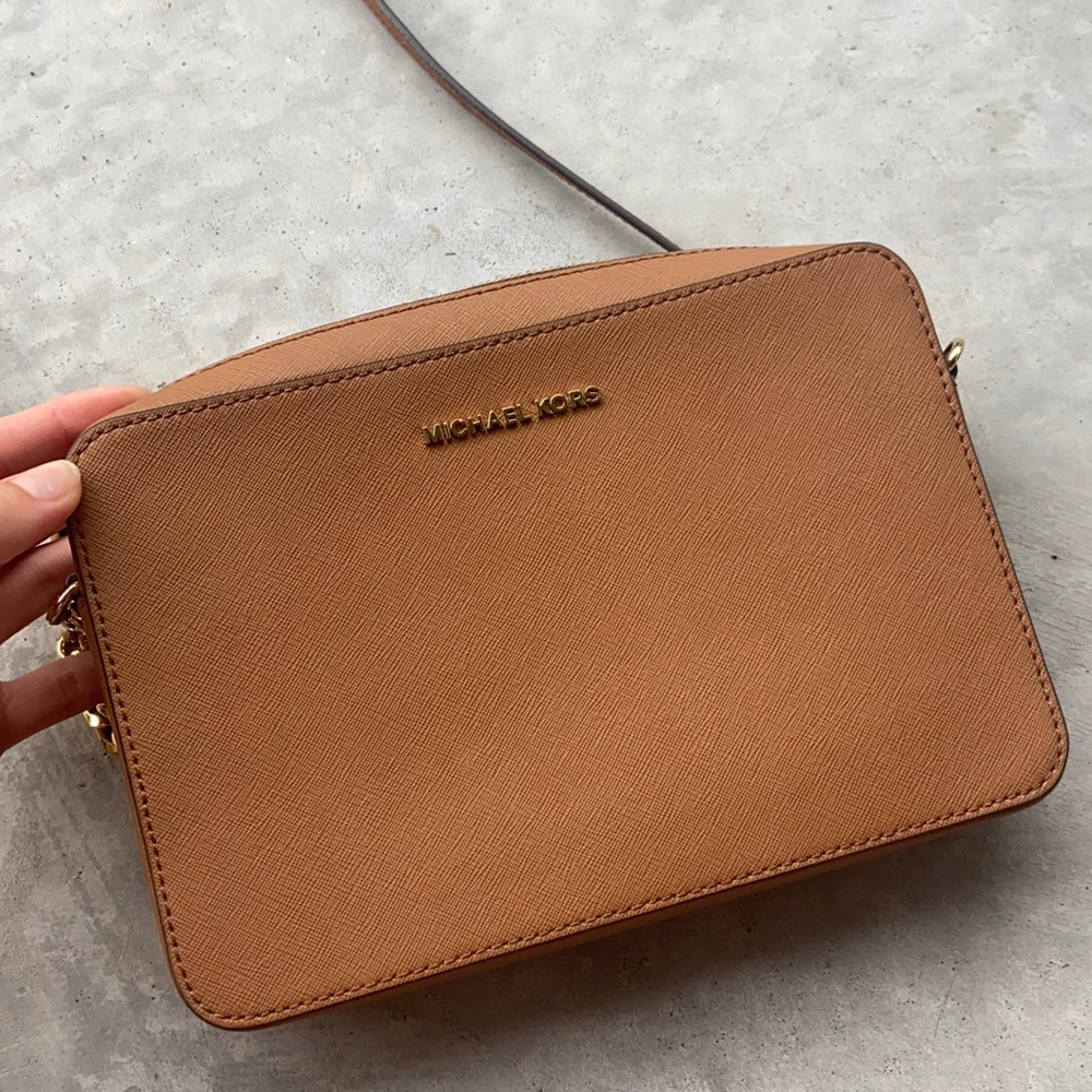 Like new Micheal Kors crossbody purse! Only been worn a handful of times